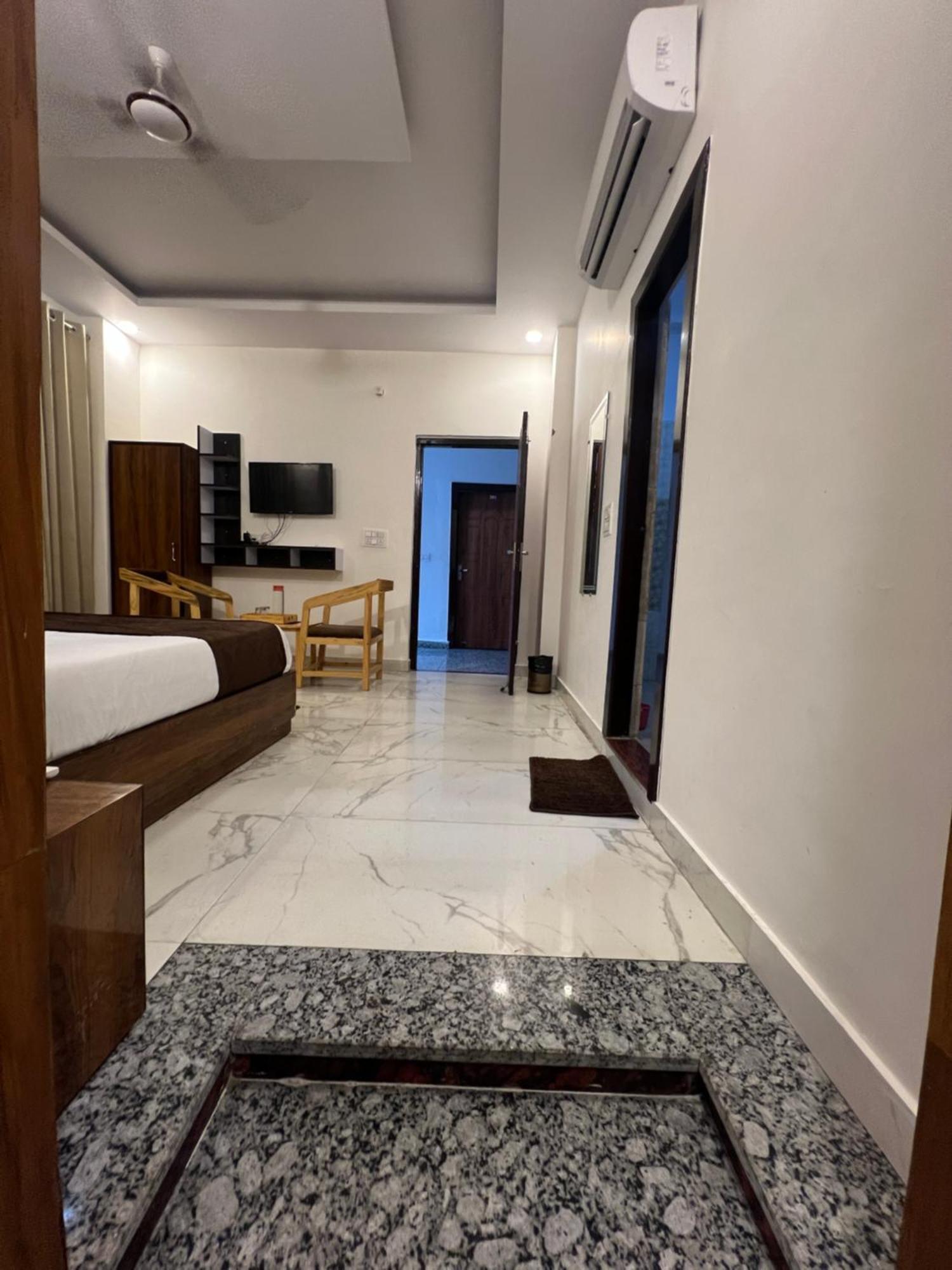 The Royal Galaxy Hotel Risikés Kültér fotó